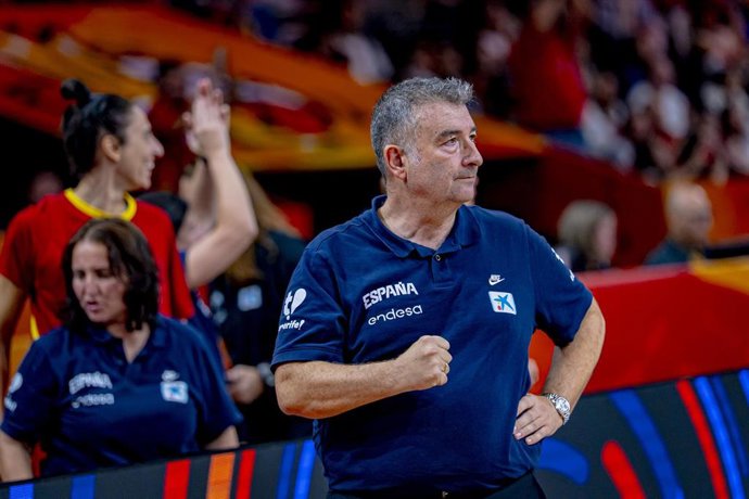 El seleccionador nacional de baloncesto femenino, Miguel Méndez, en el Japón-España del Mundial 2026