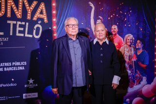 Daniel Fernández d'Obregón, president del Grup Focus, i la seva dona durant el photocall de la 25 gala 'Catalunya aixeca el teló' 2026-27 del teatre català, a 7 de setembre de 2026, a Barcelona, Catalunya (Espanya)