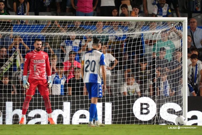 El jugador del Sabadell Urri antes de lanzar el penalti del triunfo en el duelo contra el Córdoba (3-2) en la Jornada 4 de LaLiga Hypermotion 2026/27