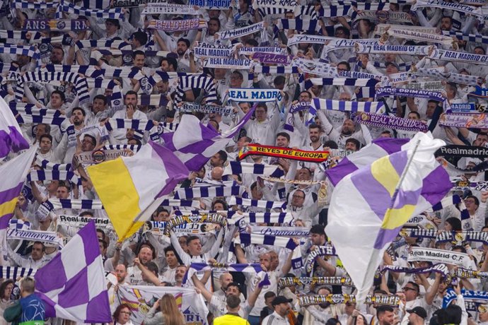 Archivo - Aficionados del Real Madrid en el Santiago Bernabéu