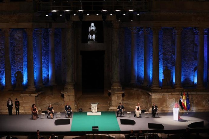 Teatro Romano de Mérida, durante la intervención de la presidenta de la Junta, María Guardiola, en el acto de entrega de las Medallas de Extremadura, junto a los premiados.