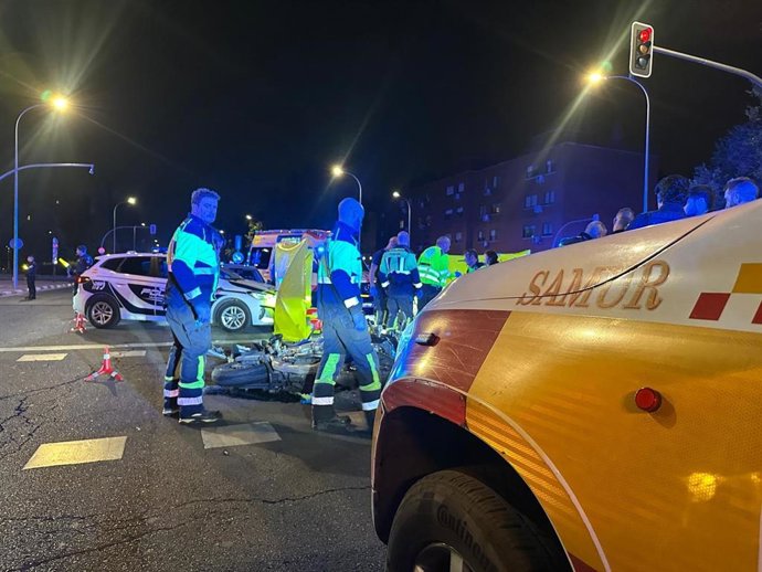 Una ambulancia del SAMUR estacionada en el accidente en el que ha fallecido un motorista de 47 años, en Latina (Madrid).