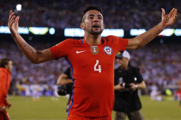 Futbol, Argentina v Chile. Copa America Centenario 2016. El jugador de la seleccion chilena Mauricio Isla celebra el titulo de la Copa America Centenario tras la victoria contra Argentina en el estadio Met Life de Nueva Jersey, Estados