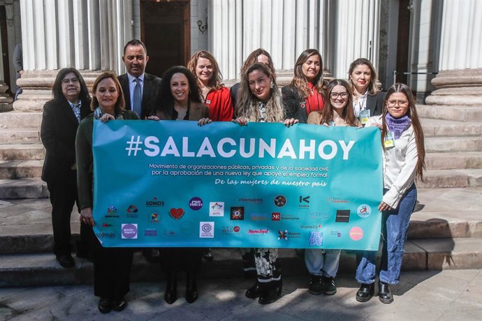Santiago, 7 de Septiembre de 2026.  Representantes del movimiento #SalaCunaHoy realizan un hito publico para solicitar la pronta aprobacion del proyecto de ley de Sala Cuna Universal para fomentar el empleo Femenino .  Diego Martin /Aton Chile