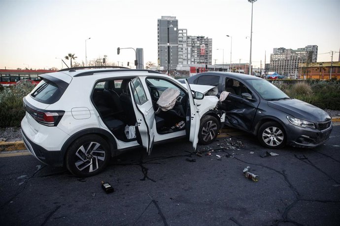 Santiago, 15 de septiembre de 2025.   Como parte de la Campaña“Celebremos Bien”, la Municipalidad de La Florida realiza una simulacro de accidente de tránsito con vehículos colisionados y botellas de alcohol vacías, para visibilizar las consecuencias que