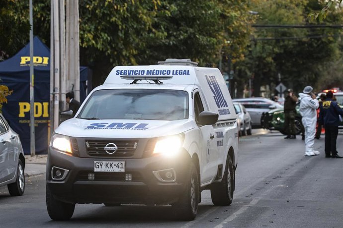 Santiago, 5 de mayo de 2026.  La Brigada de Homicidios de la PDI realiza pericias tras un homicidio perpetrado en calle Escanilla a una cuadra del Servicio de Encargo y Busqueda de Vehiculos de Carabineros en la comuna de Independencia donde sujetos
