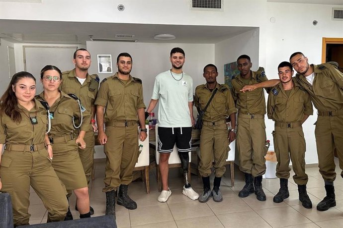 Archivo - Arquivo - O ex-soldado israelense amputado Shalev Biton (no centro) visita um grupo de soldados do Exército de Israel