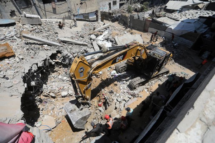 August 23, 2026, Gaza City, Gaza Strip, Palestinian Territory: Palestinian Civil Defense members work to recover bodies from beneath the rubble of the Abu Shamala family home in the Zeitoun neighborhood, east of Gaza City, on August 23, 2026, using a sing