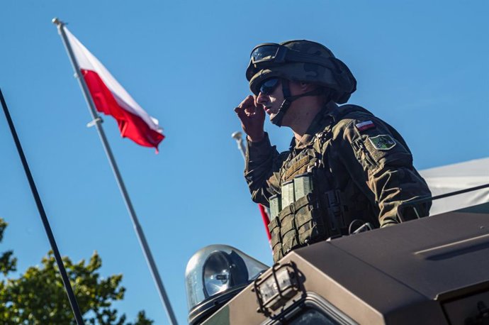 15 de agosto de 2026, Varsóvia, Mazóvia, Polônia: Um soldado faz uma saudação ao passar pela bandeira polonesa. A Polônia comemora o Dia das Forças Armadas com um desfile militar sob o lema “Polônia SAFE – Uma Polônia Segura”, promovendo a inclusão do paí