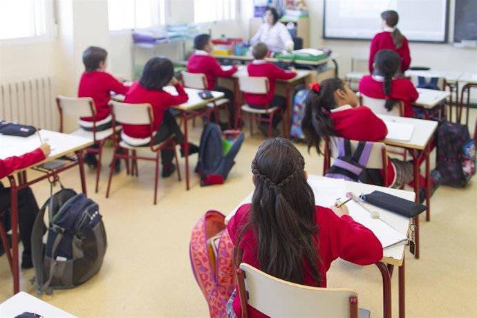 Archivo - Colegio, escuela, aula, primaria, clase, niño, niña, niños, estudiando, estudiar, escribir, escribiendo, deberes, profesor, profesora, profesores