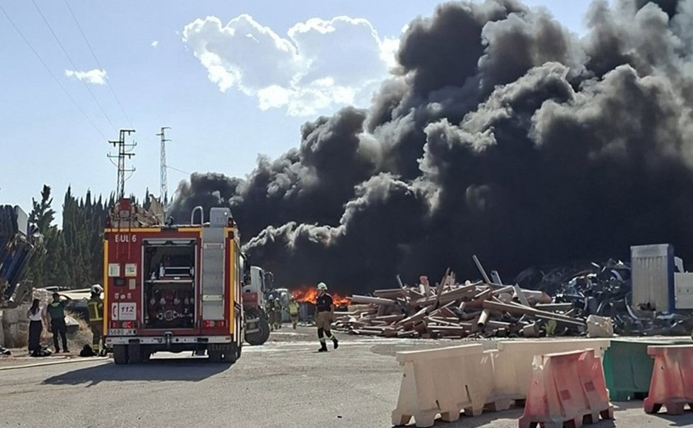 Operativos trabajan en el incendio en una planta de reciclaje en Alhendín.