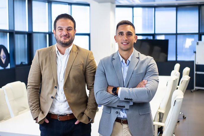 De izquierda a derecha, el director de Compliance de Bit2Me, Joao Augusto Teixeira, y el ex miembro de la Unidad Central Operativa (UCO) de la Guardia Civil, ahora responsable de Investigaciones de Bit2Shield, Andrés Maroño.