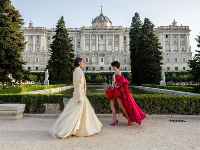 Una modelo desfila durante el desfile inaugural de OMODA Madrid es Moda, a 7 de septiembre de 2026, en Madrid (España).