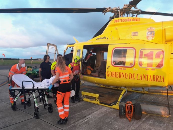 Helicóptero del Gobierno de Cantabria en un rescate
