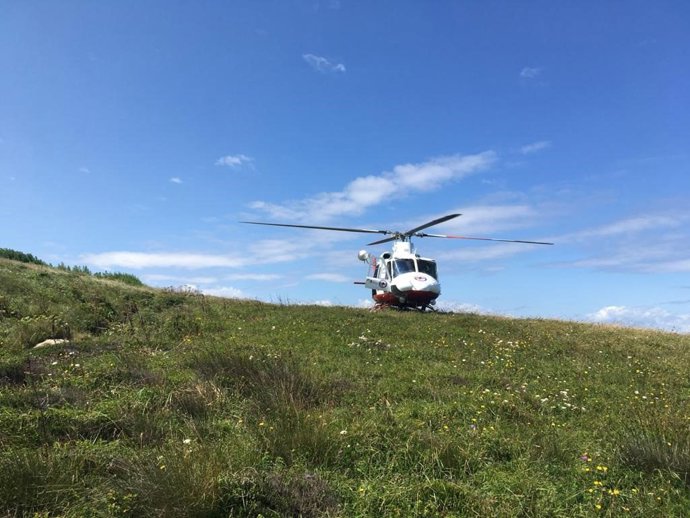Archivo - El helicóptero del Gobierno de Cantabria realiza un rescate 