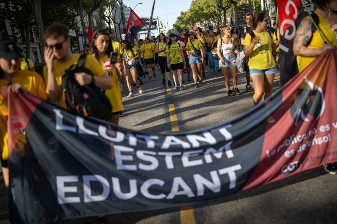 Docentes durante la manifestación por la huelga educativa, a 8 de septiembre de 2026, en Barcelona, Catalunya (España).