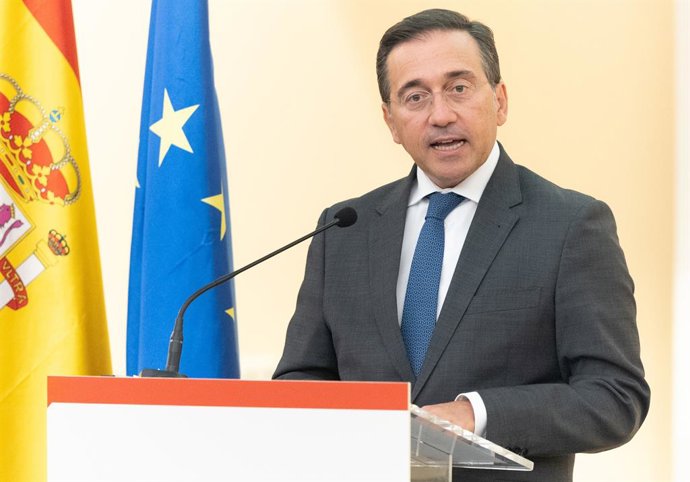 O ministro das Relações Exteriores, da União Europeia e da Cooperação, José Manuel Albares, e a secretária de Estado da Cooperação Internacional, Eva Granados, durante a comemoração do Dia dos Cooperantes, na sede da Agência Espanhola de C
