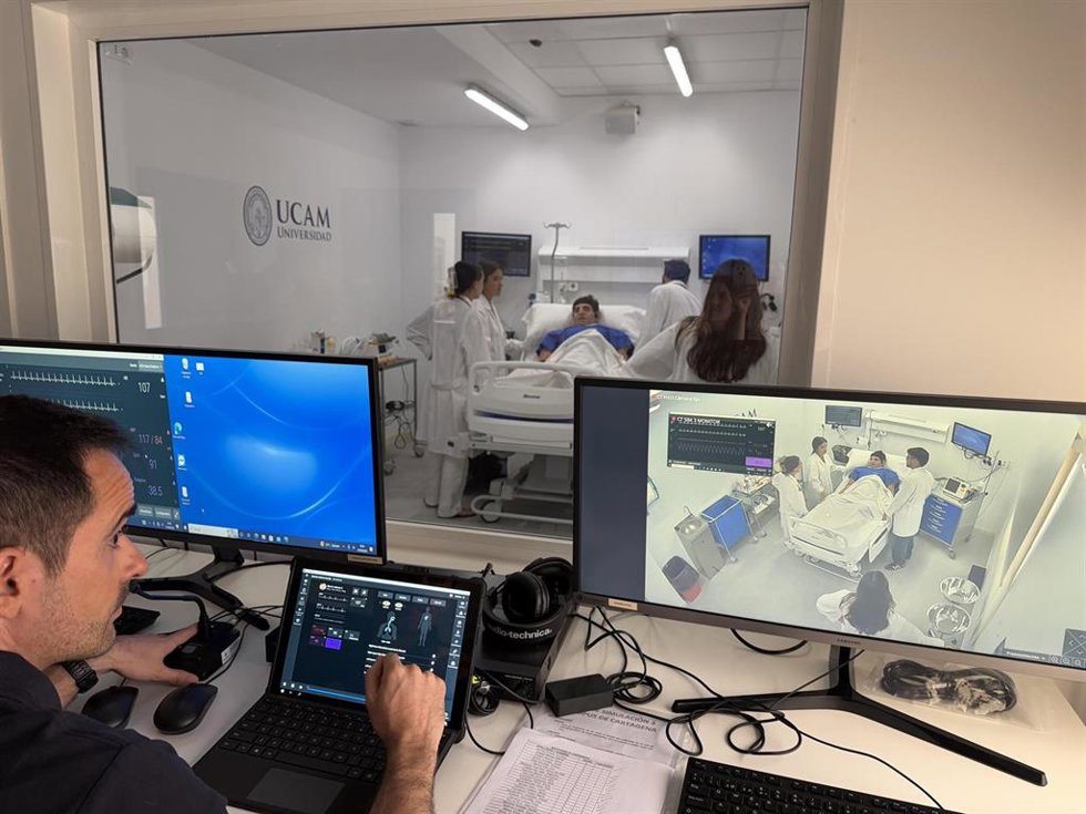 Cuatro de los alumnos del Grado de Medicina durante una sesión de simulación