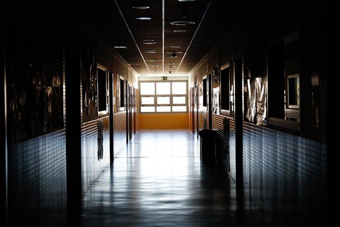 Archivo - Pasillo en el interior de un colegio