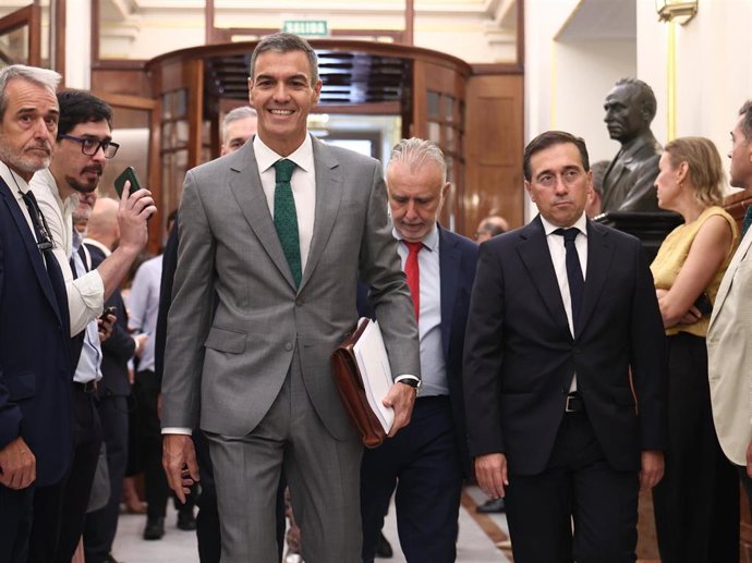 El presidente del Gobierno, Pedro Sánchez,  y el ministro de Asuntos Exteriores, Unión Europea y Cooperación, José Manuel Albares