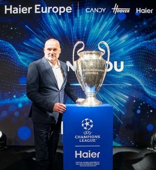El jefe de Marca de Haier Europa, Antony Peart, posa junto al trofeo de la Liga de Campeones tras anunciarse que la multinacional china patrocinará la competición entre 2027 y 2031.