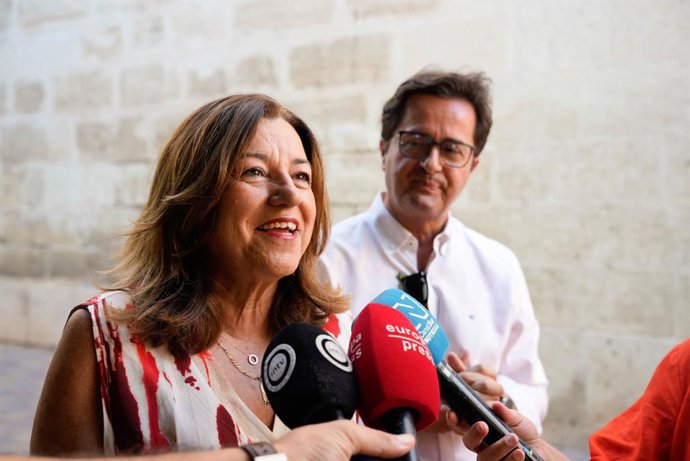 Imagem da oferenda floral à Virgem do Mar, padroeira de Almería. Em 29 de agosto de 2026, em Almería (Andaluzia, Espanha).  O evento contou com a presença da secretária de Educação, María del Carmen Castillo, e da prefeita de Almería, María del Ma