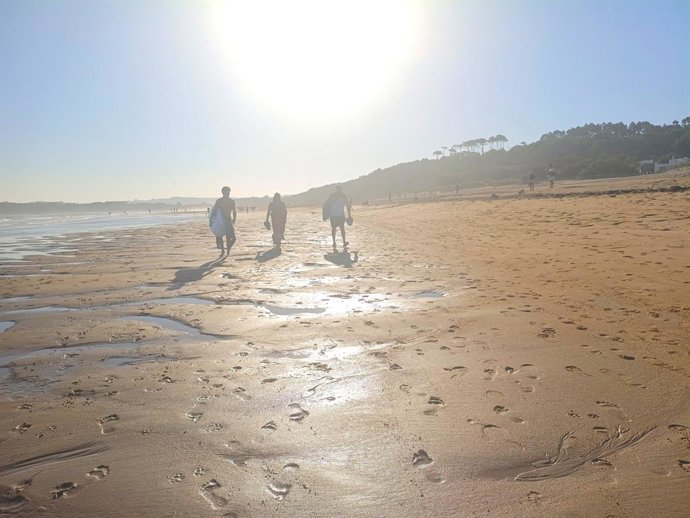 Archivo - Arxiu - Surfistes. Somo. Platja. Sol. Calor. Surf. Arenal. Mar. Estiu. Esport