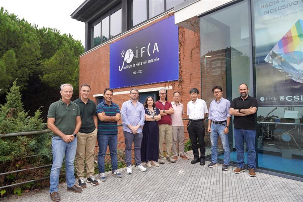 Los representantes de JAXA, Keisuke Yoshihara y Ryuichi Fujimoto, el  investigador principal de LiteBIRD, Tomotake Matsumura, y una parte del personal español involucrado en la misión.