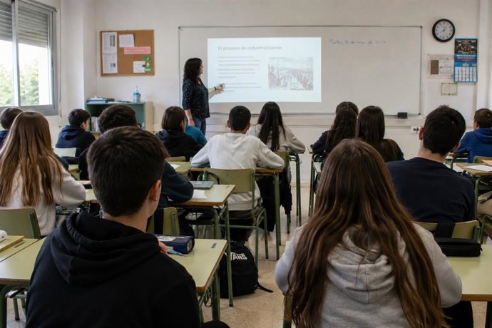 Archivo - Imagen de alumnos y un a profesora dando clase en un aula.
