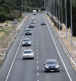 Archivo - Vehículos en la carretera