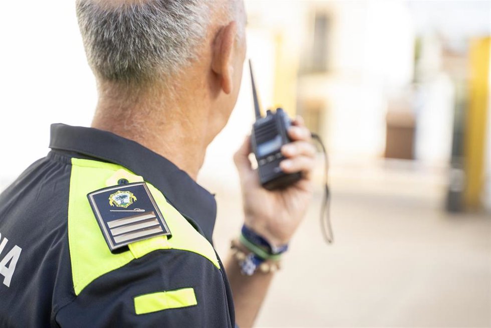 Un agente de la Policía Local con un equipo de radio