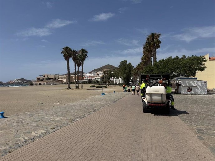 Trabajos de limpieza en la playa de San José, en Níjar (Almería).