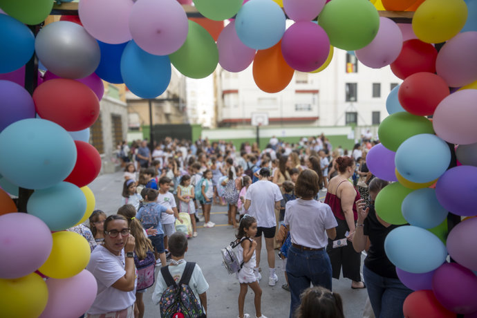 Un grupo de niños a la entrada del colegio, a 8 de septiembre de 2026, en Ceuta (España). Un total de 16.