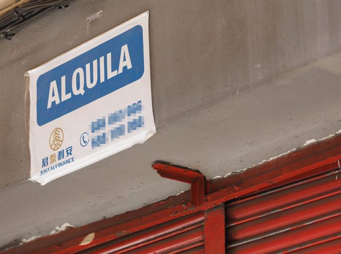 Archivo - Un cartel de 'Se Alquila' en un edificio de Madrid.