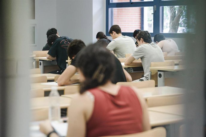 Archivo - Alumnos durante el primer examen de la PAU 2025, en la Facultad de Químicas, durante la primera jornada de selectividad en Madrid, a 3 de junio de 2025, en Madrid (España).