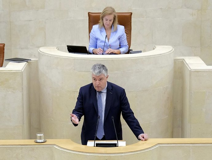 Archivo - El consejero de Economía, Luis Ángel Agüeros, en la tribuna del Parlamento de Cantabria.