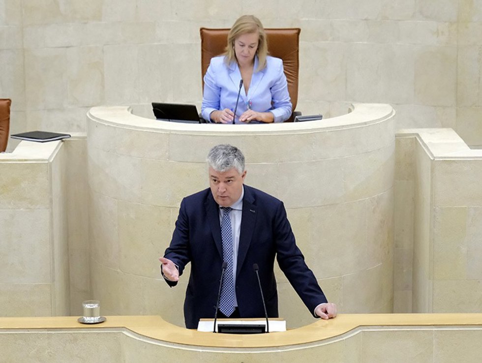 Archivo - El consejero de Economía, Luis Ángel Agüeros, en la tribuna del Parlamento de Cantabria.