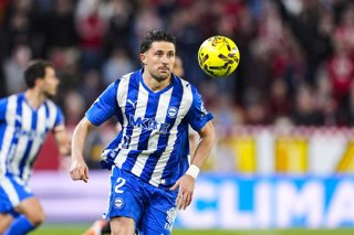 Archivo - Facundo Garces of Deportivo Alaves in action during the Spanish league, LaLiga EA Sports, football match played between Sevilla FC and Deportivo Alaves at Ramon Sanchez-Pizjuan stadium on February 14, 2026, in Sevilla, Spain.