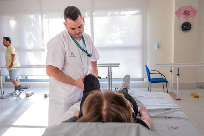 Un fisioterapeuta trata a una paciente en el Hospital de Jaén.