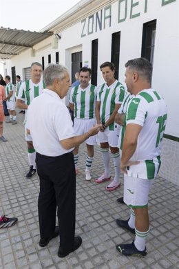 La actuación en el campo de fútbol de Ochavillo del Río destaca por la instalación de césped artificial y equipamientos.