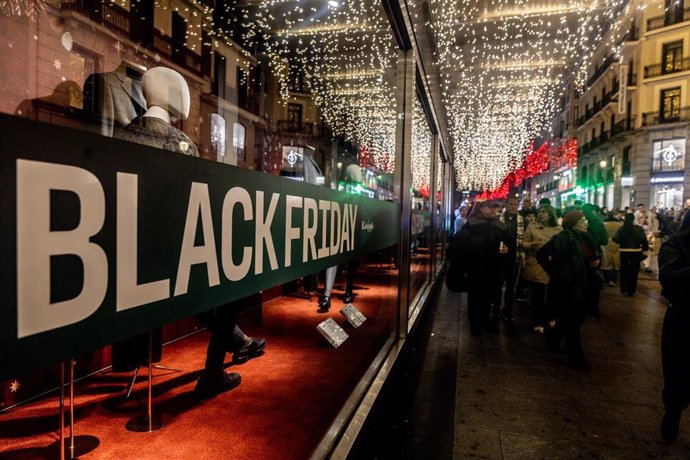 Archivo - Un escaparate con ofertas por el Black Friday, que se celebra cada año en noviembre