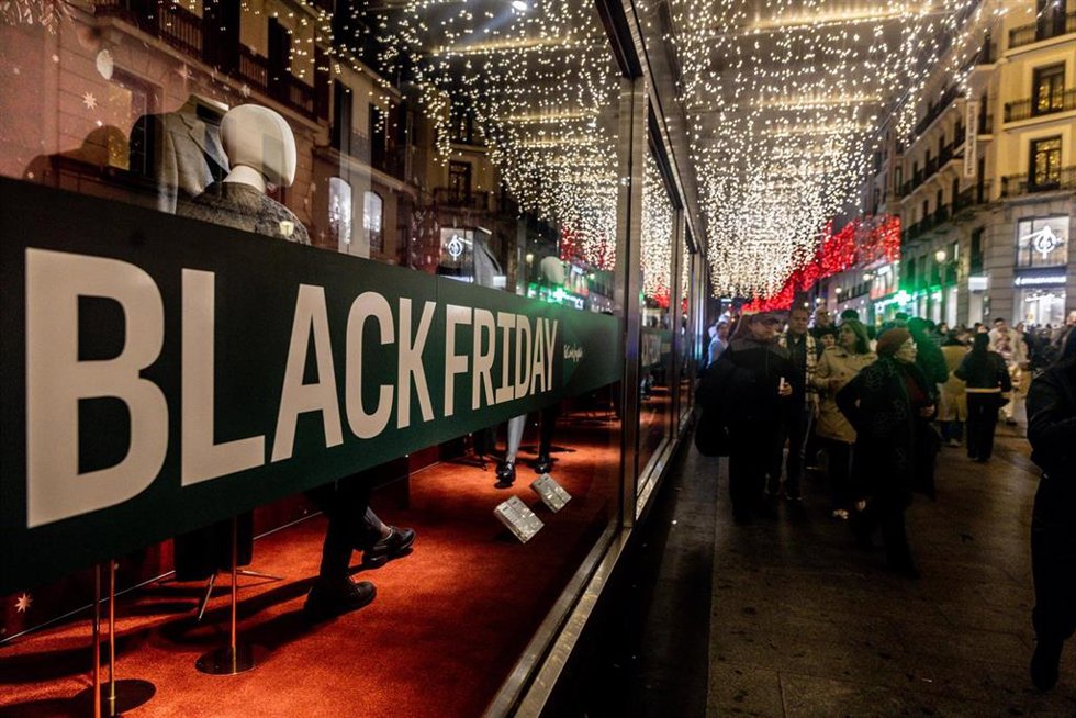 Archivo - Un escaparate con ofertas por el Black Friday, que se celebra cada año en noviembre
