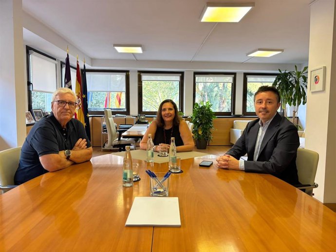 Doctor Julio Velasco junto a la consellera de Salud y al director del Servicio de Salud de Baleares