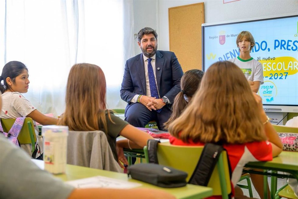 El jefe del Ejecutivo regional, Fernando López Miras, durante la inauguración del curso escolar 2026/2027 en el CEIP Nicolás de las Peñas de Murcia