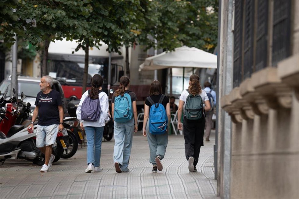Archivo - Varios niñas con mochilas a la salida del colegio Pia Balmes, que la nueva normativa del Govern convertirán en espacio libre de humo, a 23 de septiembre de 2022, en Barcelona, Catalunya (España).
