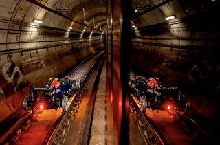 El piloto Patrick Friesacher, al volante del RB8 de Red Bull en el Metro de Madrid.
