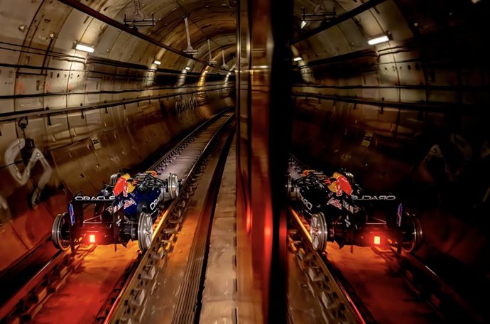 El piloto Patrick Friesacher, al volante del RB8 de Red Bull en el Metro de Madrid.
