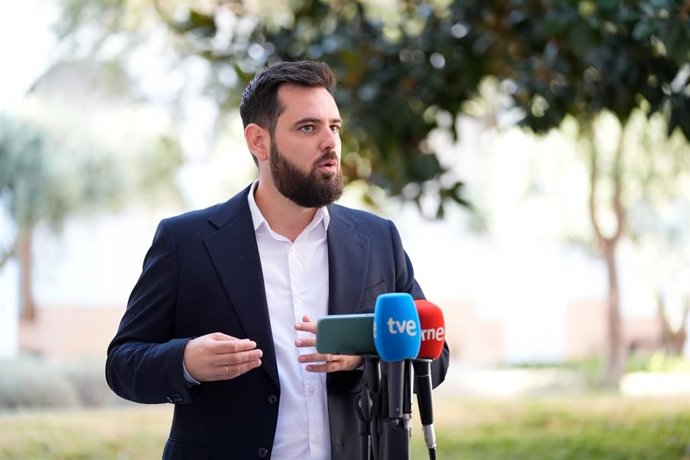 El secretario adjunto de Organización del PSOE-A, Alejandro Moyano, atiende a los medios en el Parlamento andaluz.