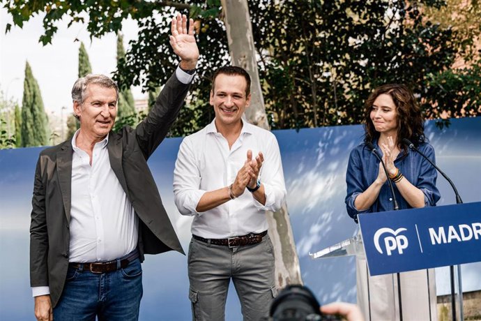 La presidenta de la Comunidad de Madrid, Isabel Díaz Ayuso (d), el presidente local y portavoz del PP en el Ayuntamiento de Getafe, Antonio José Mesa (c), y el presidente del PP, Alberto Núñez Feijóo (i), durante la inauguración de las Jornadas Parlamenta