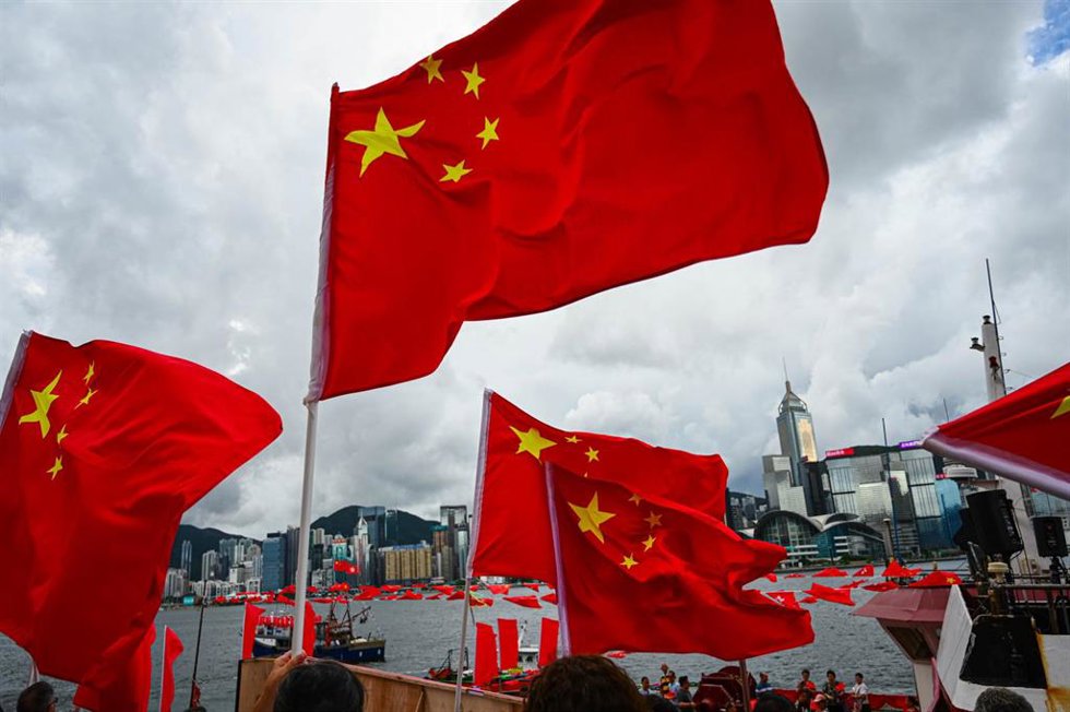 Archivo - Banderas de china en Hong Kong